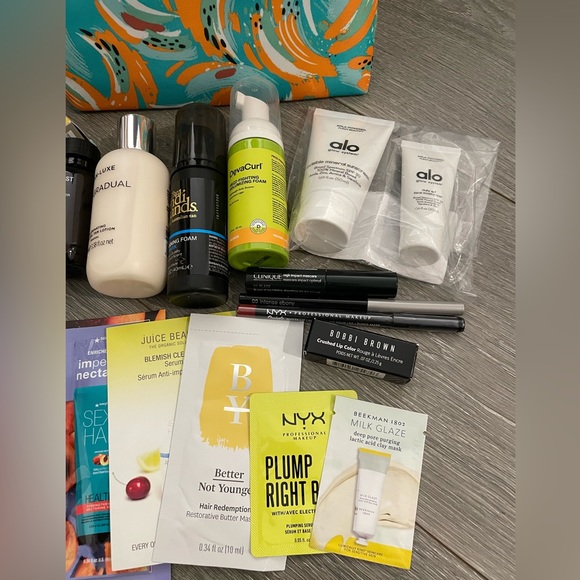 NEW 19 Piece Skincare, Makeup, Hair Samples w/ Clinique Cosmetics Bag - Picture 2 of 3